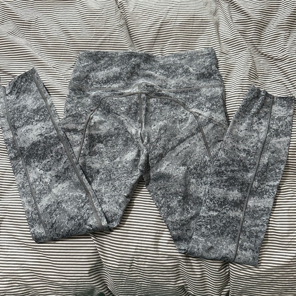Lulu Grey Pattern Leggings - Picture 4 of 5